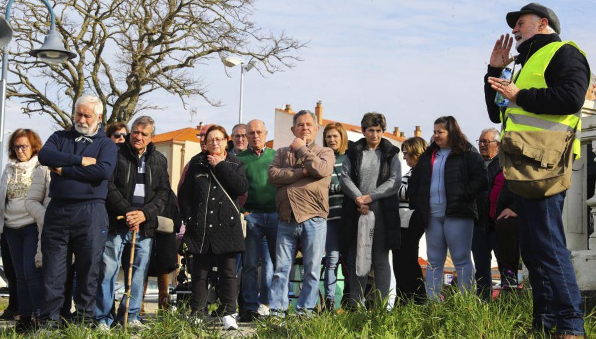 Cándido Meixide, a la derecha, en una reunión vecinal. | IÑAKI ABELLA