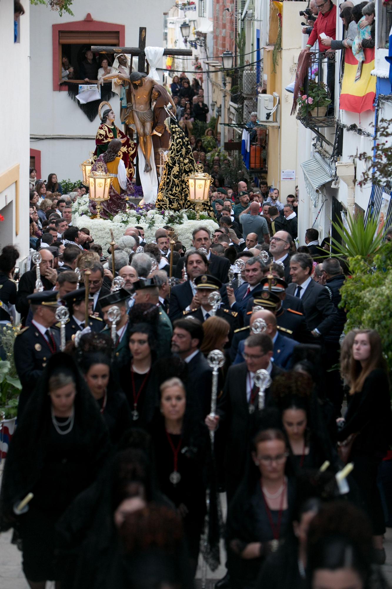 Numeroso público llena el Casco Antiguo en la procesión cada Miércoles Santo