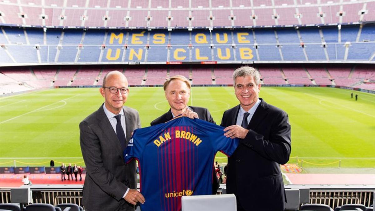 Dan Brown ya tiene su camiseta del Barça personalizada