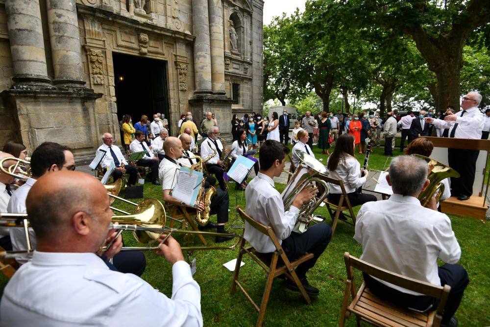 Poio celebra un San Xoán atípico pero con idéntico espíritu festivo