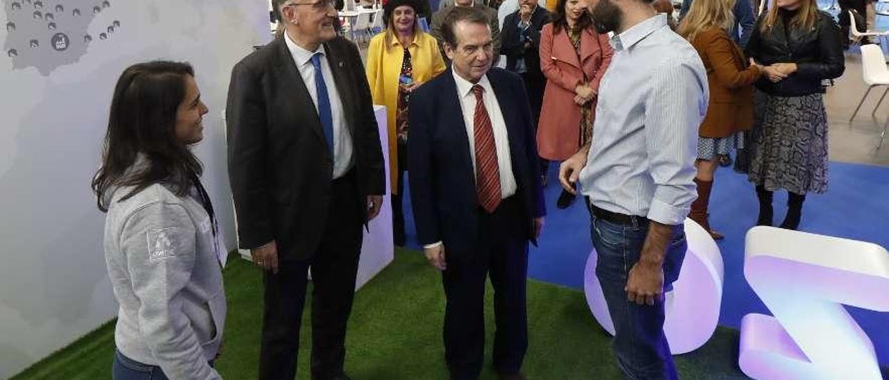 El rector Reigosa y el alcalde Caballero, durante su visita por la feria, en el recinto del Ifevi. // R. Grobas