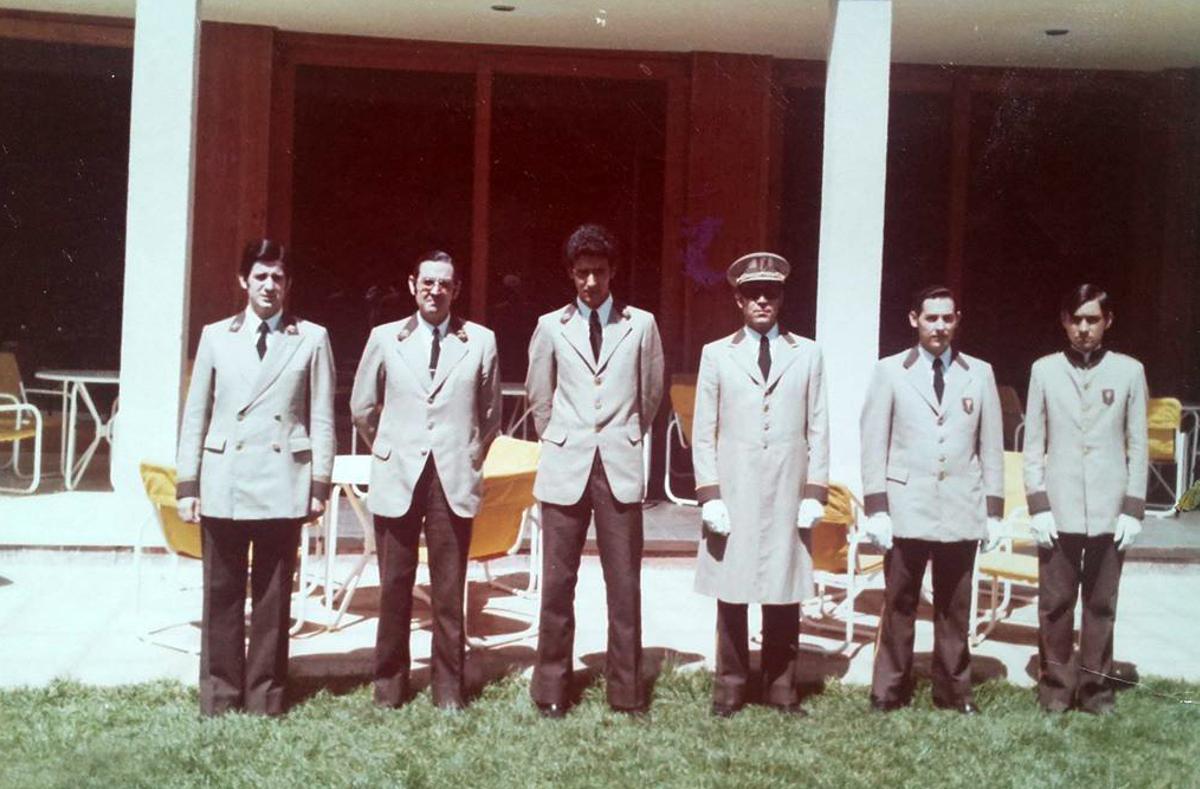 Como jefe de conserjes en el Meliá Puerto de la Cruz, en Tenerife, en los años 70, con su equipo de recepción.