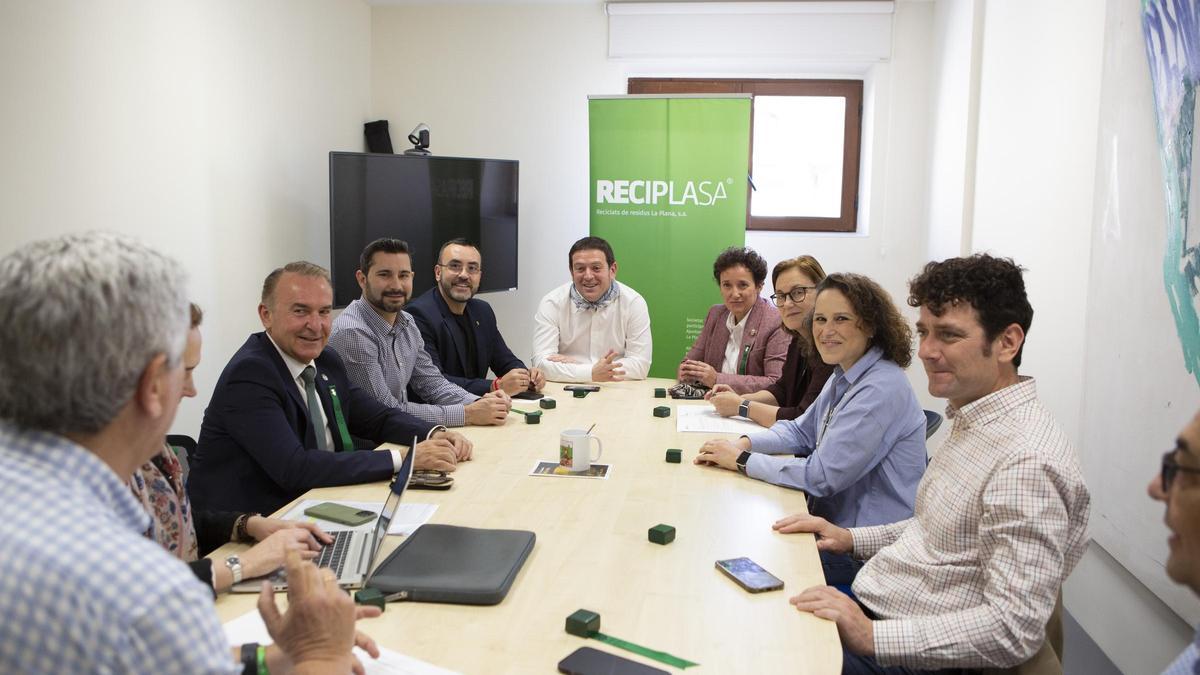Imatge del Consell d’Administració de Reciplasa, empresa pública que dona servei a 46 municipis de la província. La correcta separació dels residus es una part fonamental del procés.