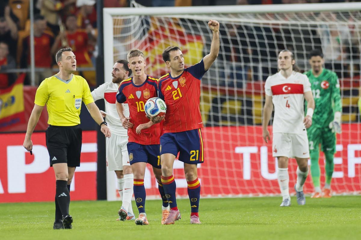 SEVILLA, 18/11/2025.- El delantero de España, Mikel Oyarzabal (d), tras conseguir el segundo gol del combinado español durante el encuentro correspondiente a la fase de clasificación para el Mundial 2026 que disputan hoy martes España y Turquía en el estadio de La Cartuja, en Sevilla. EFE / José Manuel Vidal.