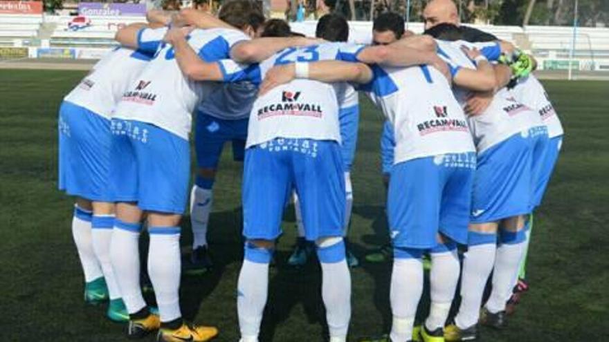 Los jugadores de la UDE antes de un partido.