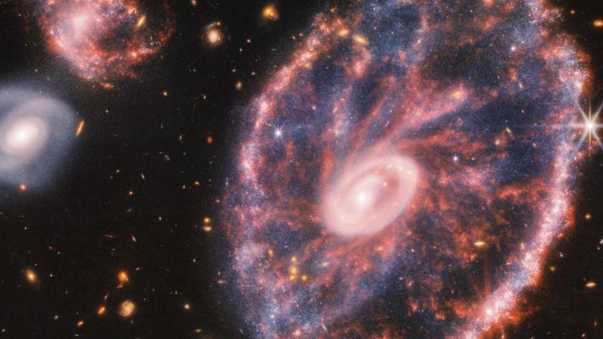 La galaxia Rueda de Carro, distinta a las descritas por los estudios, vista por el telescopio James Webb.