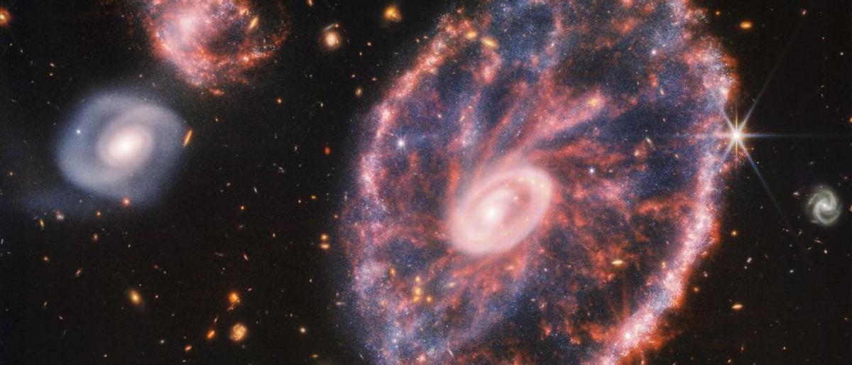La galaxia Rueda de Carro, distinta a las descritas por los estudios, vista por el telescopio James Webb.