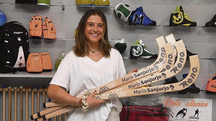 María Sanjurjo, con los 'sticks' con su nombre en la tienda Rolling. Víctor Echave