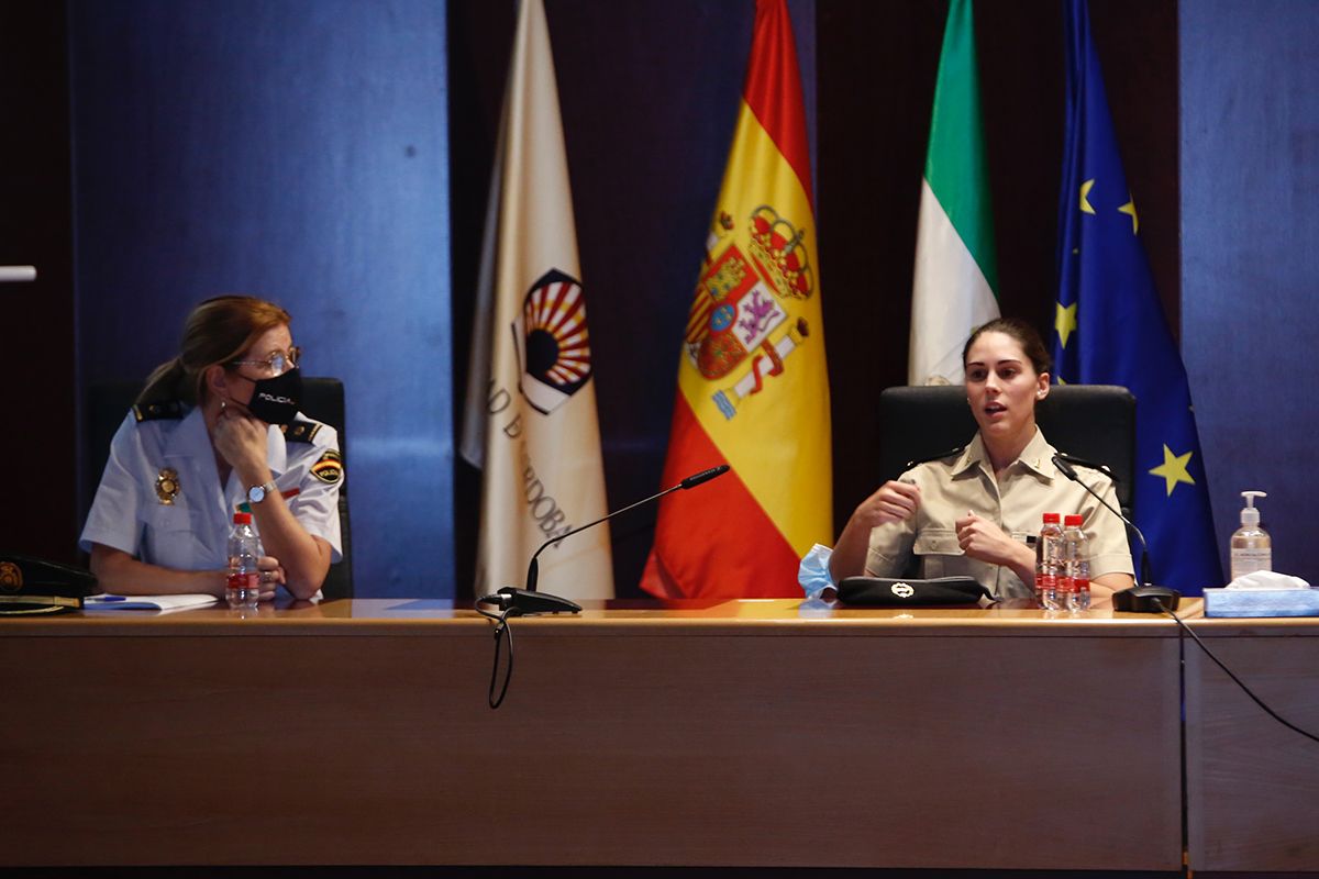 Mujeres protagonistas en los distintos cuerpos y fuerzas de seguridad, en el salón de actos del Rectorado