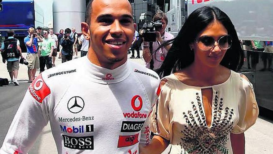 Hamilton camina por el paddock de Estambul acompañado de su novia, la cantante Nicole Scherzinger.