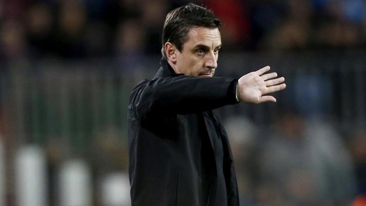 El entrenador del Valencia, Gary Neville, en el Camp Nou.