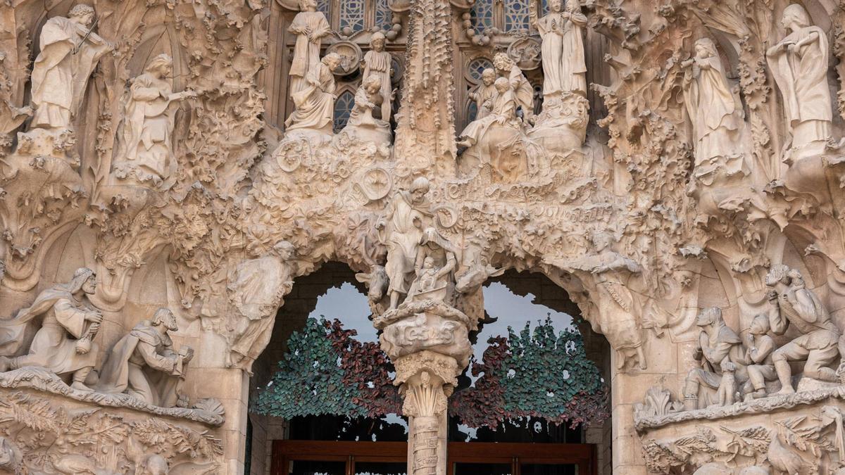 San José, la Virgen y el Niño presiden la entrada de la Sagrada Familia desde la fachada del Nacimiento