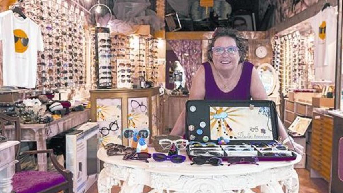 Retiro 8 La propietaria de la tienda de gafas Dula, Assumpta Vilardebó, posa junto a sus diseños.