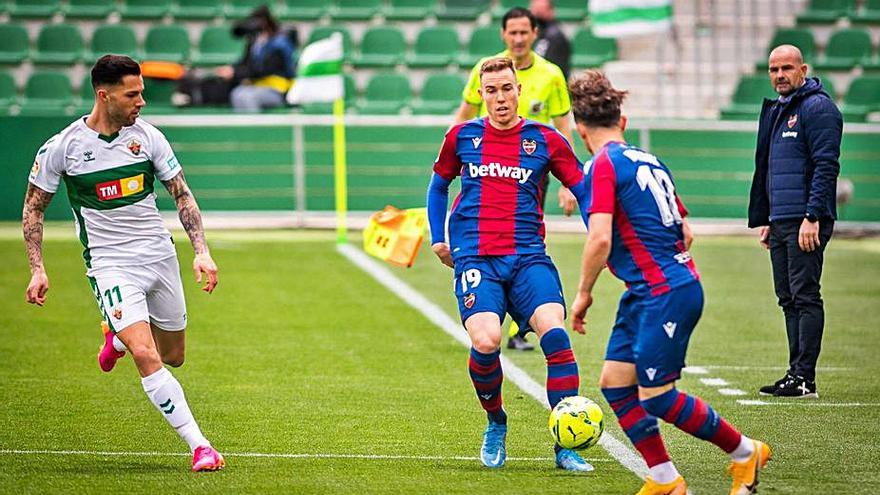 Paco López sigue una jugada de su equipo ante el Elche. |  // LEVANTE UD