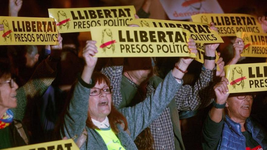 Milers de persones exigeixen la llibertat dels consellers davant del Parlament