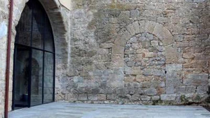 La porta tapiada que comunicava les dependències del castell de Bellcaire amb l&#039;església, ahir.