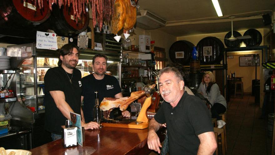 José Luis Hernández, con sus hijos Alejandro y José Luis, biznietos del fundador.