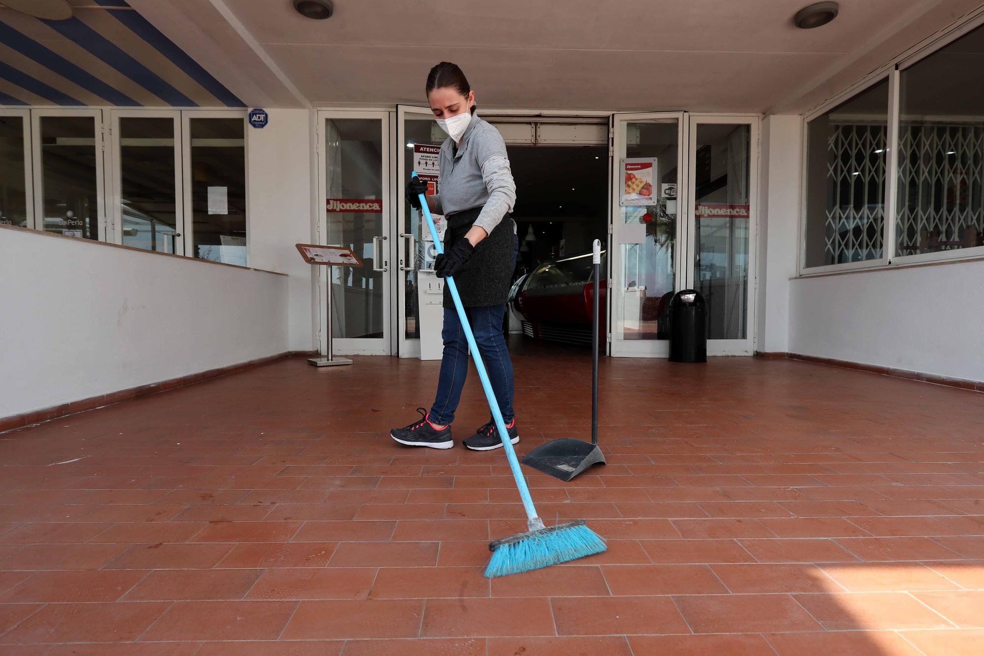 Los bares preparan sus terrazas para abrir este lunes