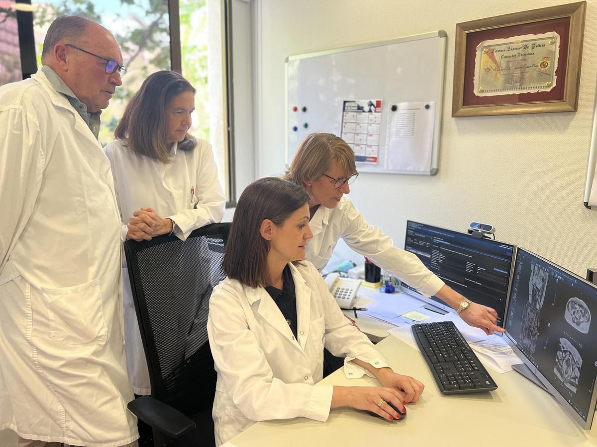 El Dr. Casanova, la Dra. Martí, la Dra. Pelechano y la Dra. Calatrava examinan unas pruebas