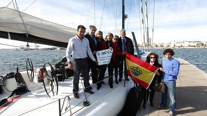 Miembros de la junta provincial de la Asociación Española contra el Cáncer, visitaron ayer la embarcación que ha sido montada en el puerto de Alicante