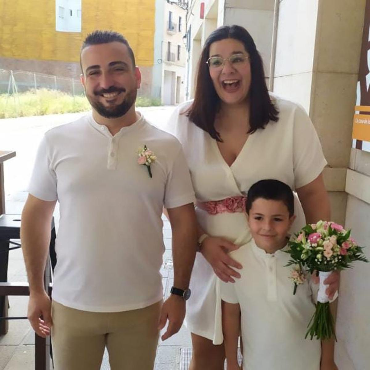 Adrián Fernández junto a su mujer, Sofía Parada, y su hijo.