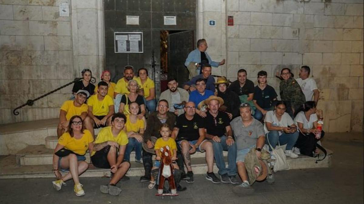 Miembros de la peña Els Socarrats, ante la iglesia de San Pedro.
