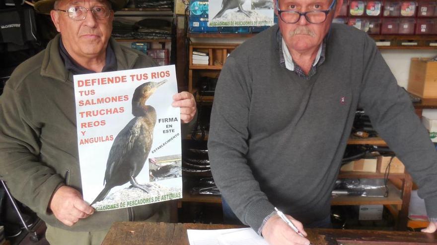 Antón Caldevilla, presidente de la Sociedad de Pescadores El Esmerillón, con Francisco García Marcos, &quot;Kiko el Molineru&quot;, que firma en contra del cormorán.