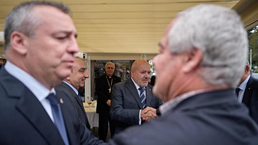 El obispo de Tenerife, Bernardo Álvarez, atento al saludo de los dirigentes, con Concepción y Ramírez al frente, antes del amuerzo institucional de ayer en Los Limoneros.