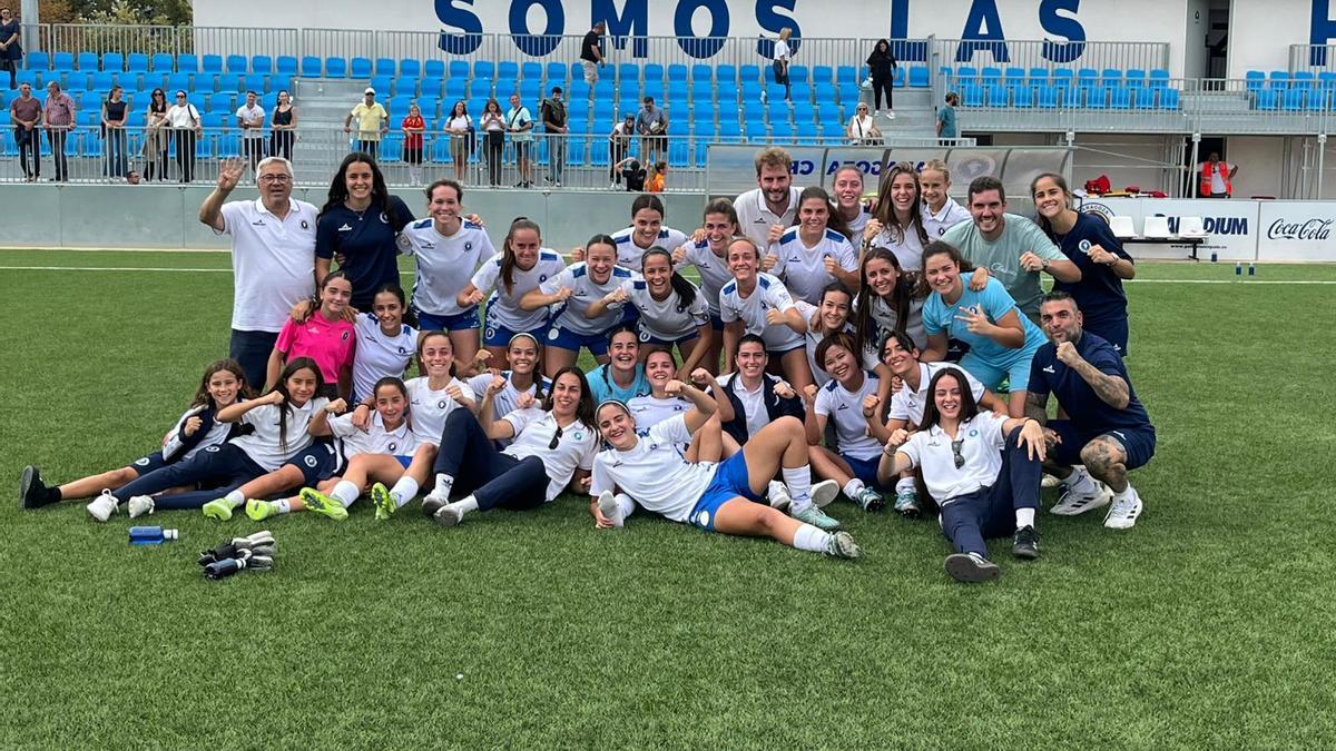 El equipo del Zaragoza Club de Fútbol Femenino posa tras conseguir la victoria en un partido.