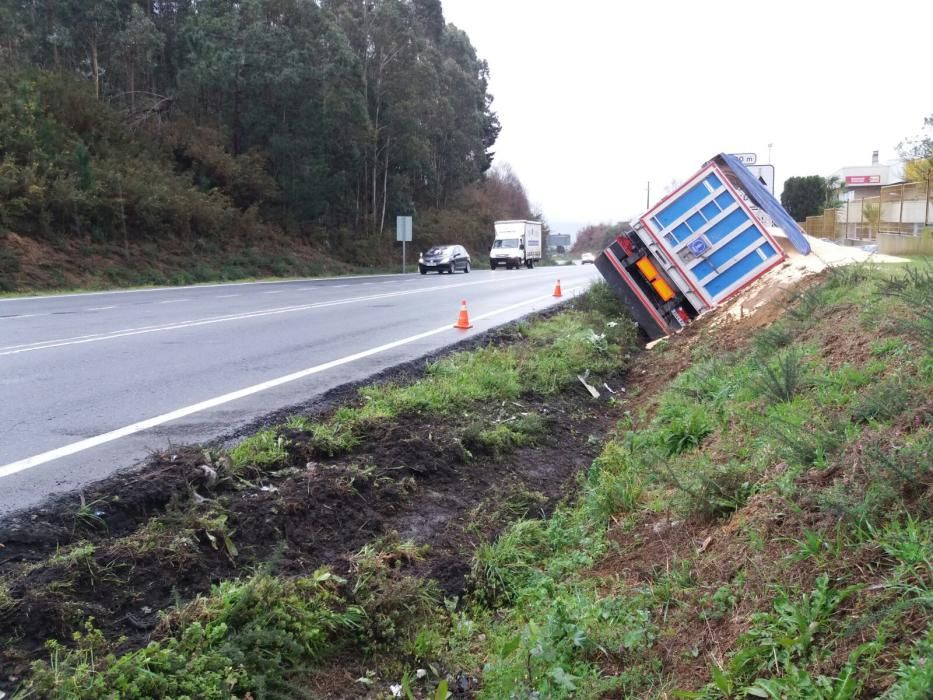 El accidente, registrado esta mañana en la N-VI, a la altura de las antiguas naves de Flex, no ha ocasionado heridos.