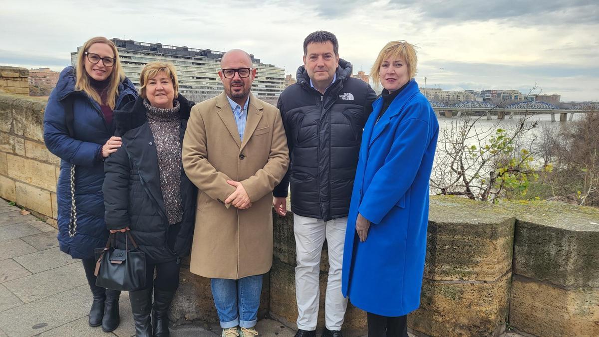 El presidente del PAR y candidato el 8F, Alberto Izquierdo, junto a otros miembros de la candidatura, este lunes-