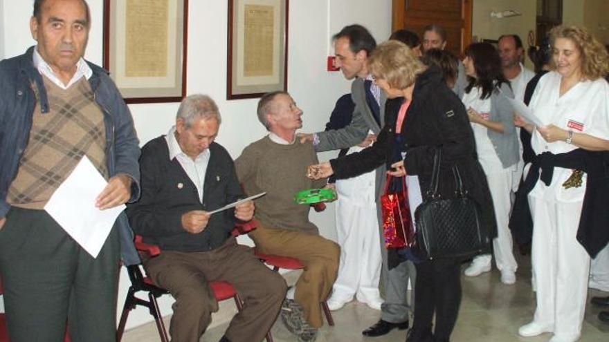 El concejal José Luis Prieto y la diputada Maribel Escribano, ayer en la residencia «Virgen del Canto».