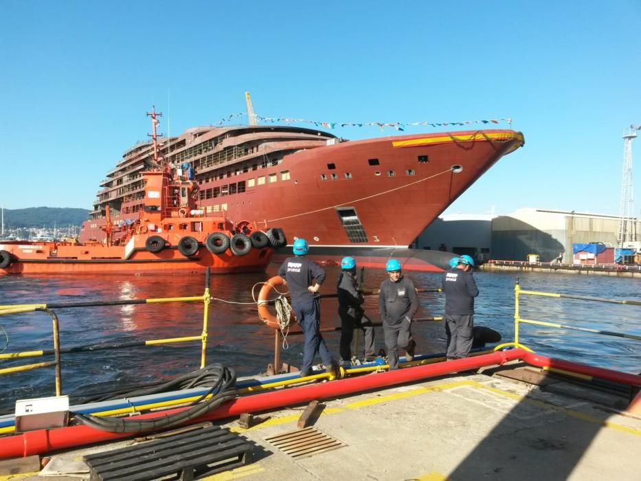 Un grupo de operarios observa el buque // J. Lores