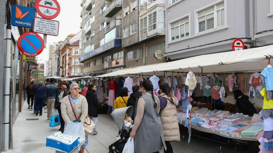 Público habitual en el mercadillo de Vilagarcía que se celebra dos días a la semana, martes y sábados. |   // IÑAKI ABELLA