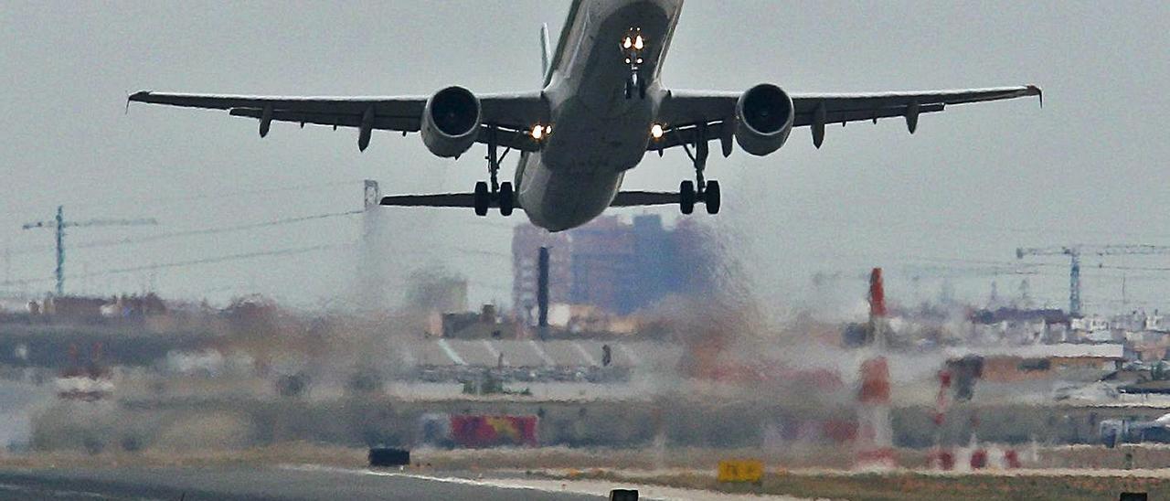 Un avión despega desde el aeropuerto de València en una imagen de archivo. | KAI FOSTERLING/EFE