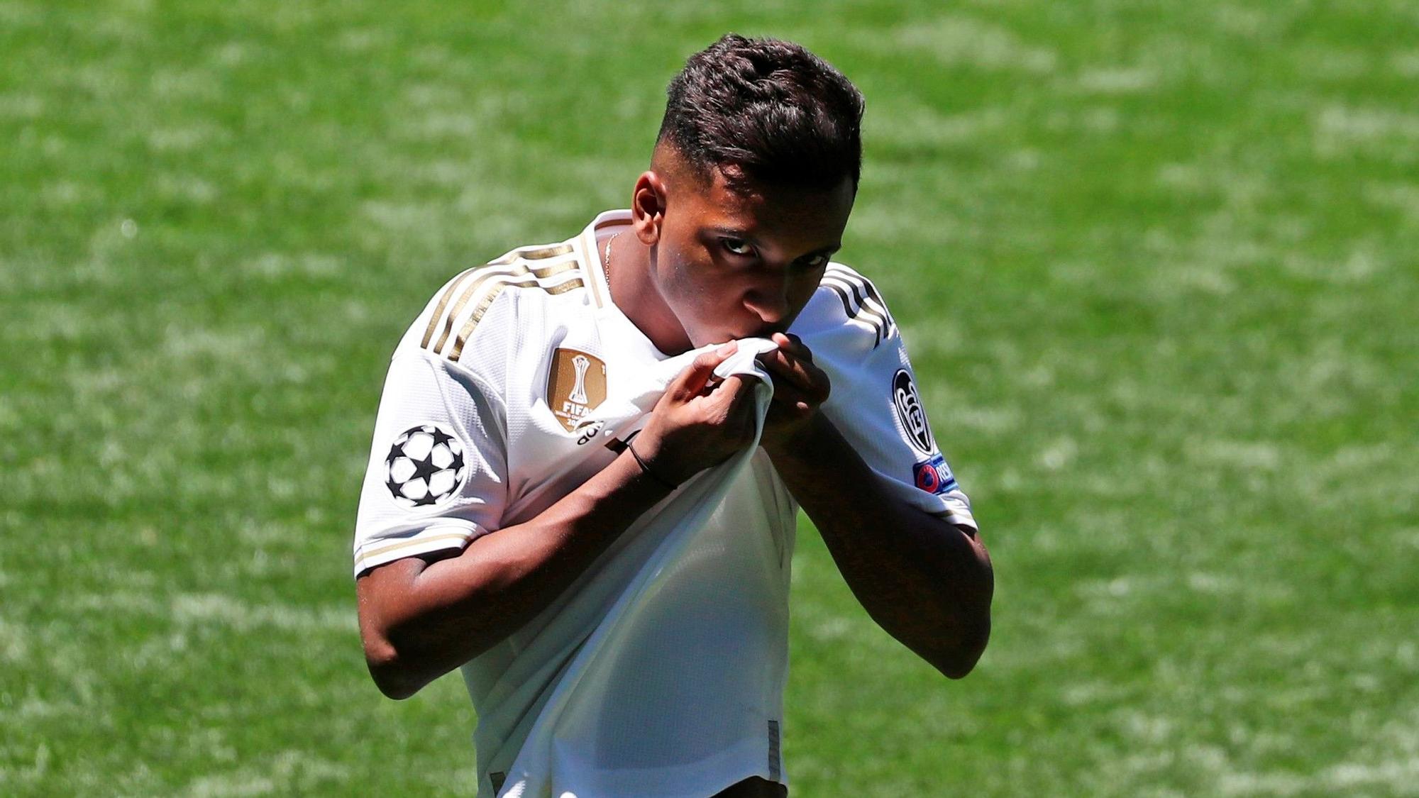 Rodrygo besa el escudo del Madrid en su presentación oficial en verano del 2019.