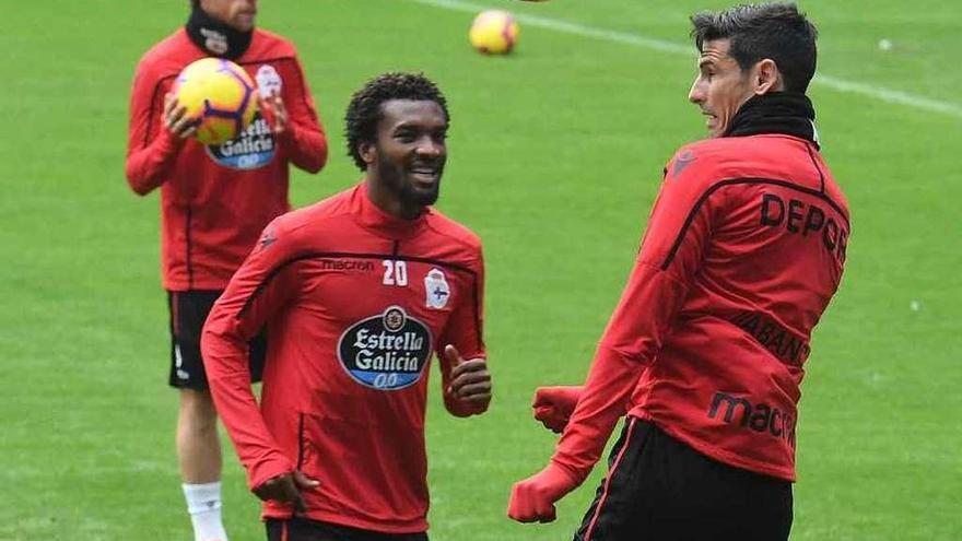 Vicente cabecea un balón ayer en Riazor ante Didier Moreno.