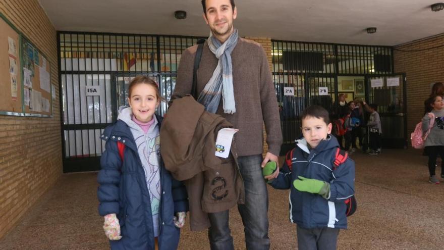 Samuel Ruiz, ganador del premio al mejor profesor de Infantil de España, junto a sus hijos Ariadna y Oliver.