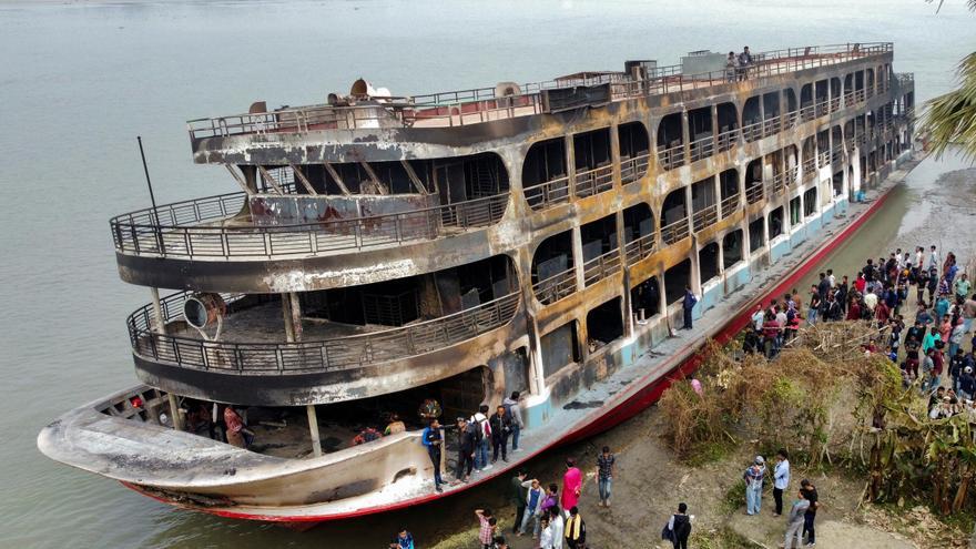 Mueren 38 personas en el incendio de un ferry en Bangladesh