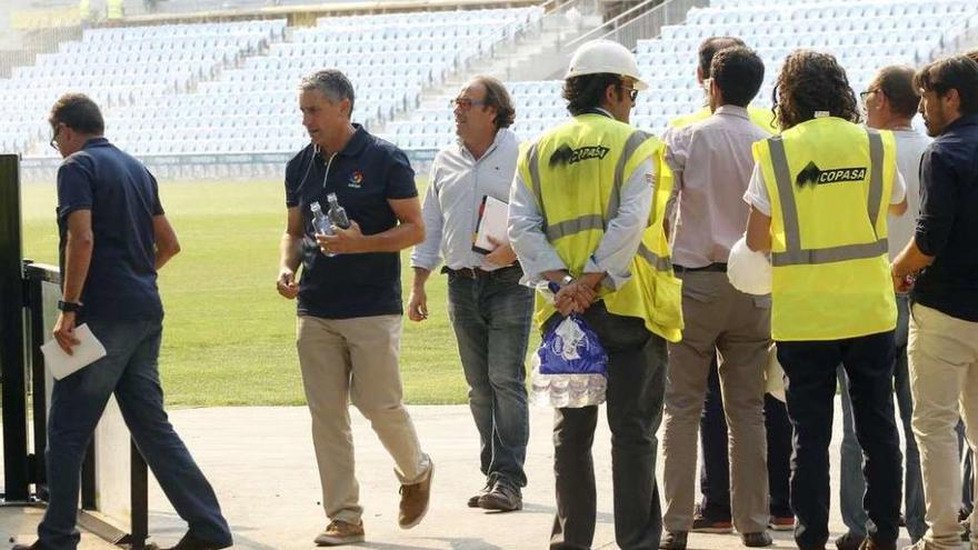 Técnicos de la Liga, Concello, Celta y la constructora durante la inspección del jueves en Balaídos. // M, C.