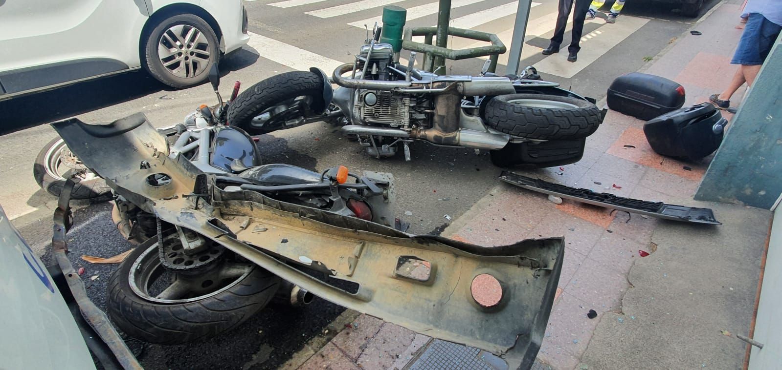 Un camión se estrella contra dos motos y una casa en Gran Canaria