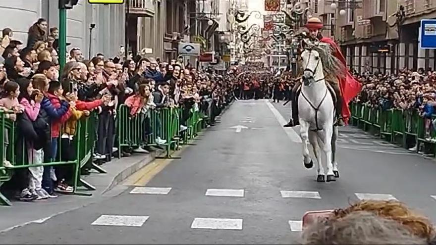Espectacular vídeo de la llegada de Cantó a la Plaza de Baix para anunciar el hallazgo de la Patrona de Elche