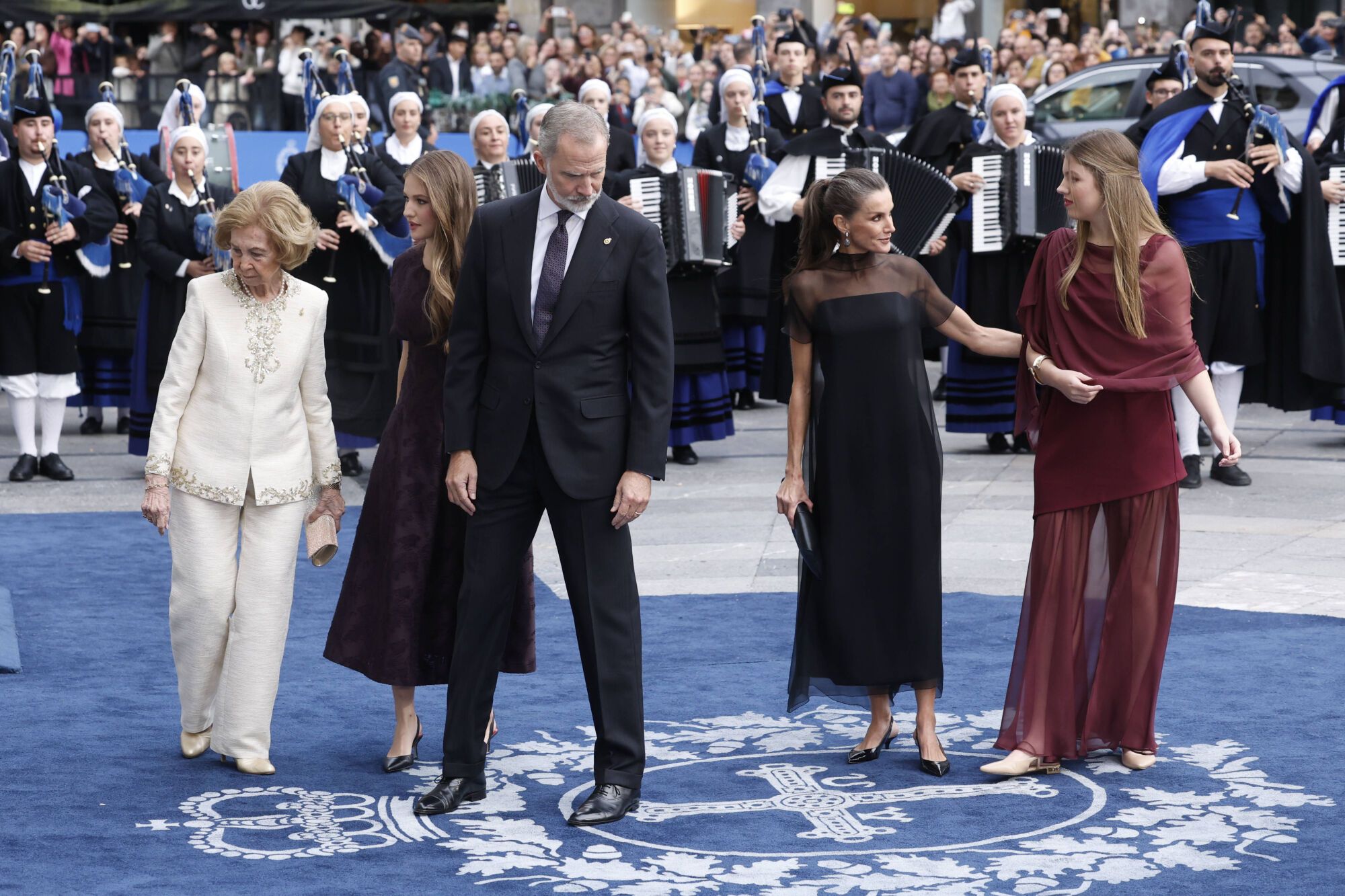 EN IMÁGENES: Así fue la llegada de los invitados a los premios "Princesa de Asturias" y su paso por la alfombra azul