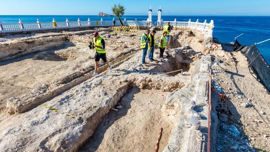 Las excavaciones que se están realizando en la plaza del castillo de Benidorm.