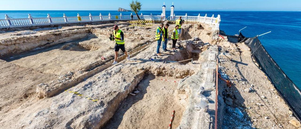 Las excavaciones que se están realizando en la plaza del castillo de Benidorm.