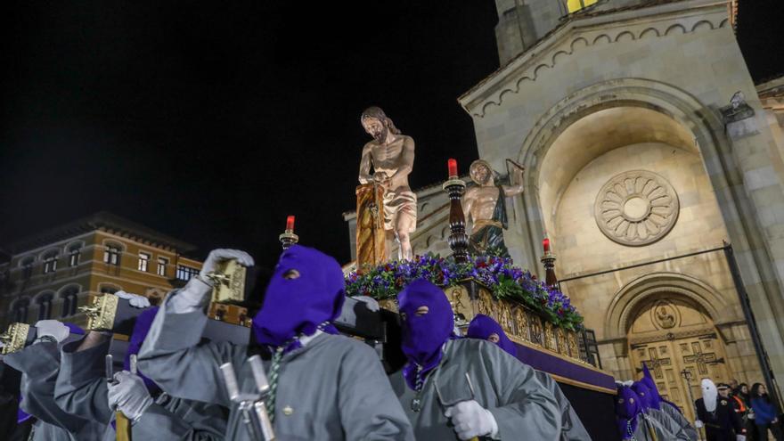 La Flagelación y San Pedro amainan la lluvia: así fue la procesión del Martes Santo en Gijón
