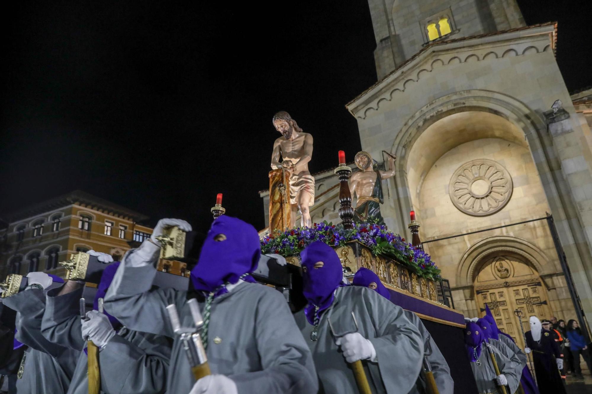 Así es la procesión del Martes Santo en Gijón (en imágenes)