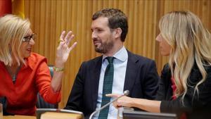 La fundadora de UPD, Rosa Díez; el presidente del PP, Pablo Casado, y la portavoz del grupo parlamentario conservador, Cayetana Álvarez de Toledo, en el acto del Congreso ’Españoles en defensa de lo común’.