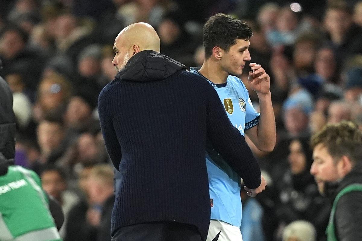 Guardiola y Khusanov, entrenador y jugador del Manchester City.