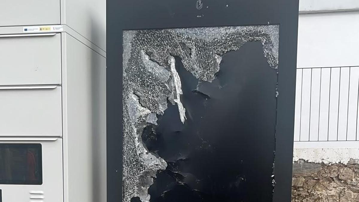 Destrozos en la pantalla LED del casco histórico.